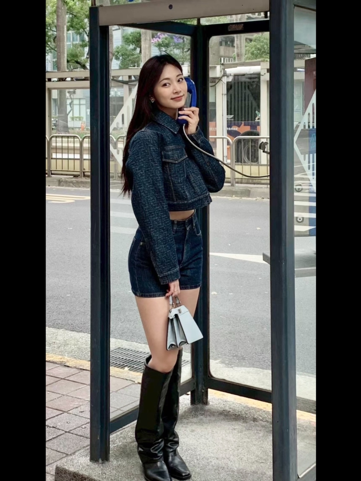 TWICE成員周子瑜上周在台北大巨蛋演唱會之餘、漫步台北街頭的率性穿搭