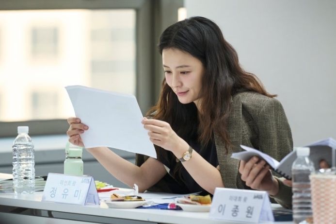 鄭裕美飾演智勳的妻子「李善熙」