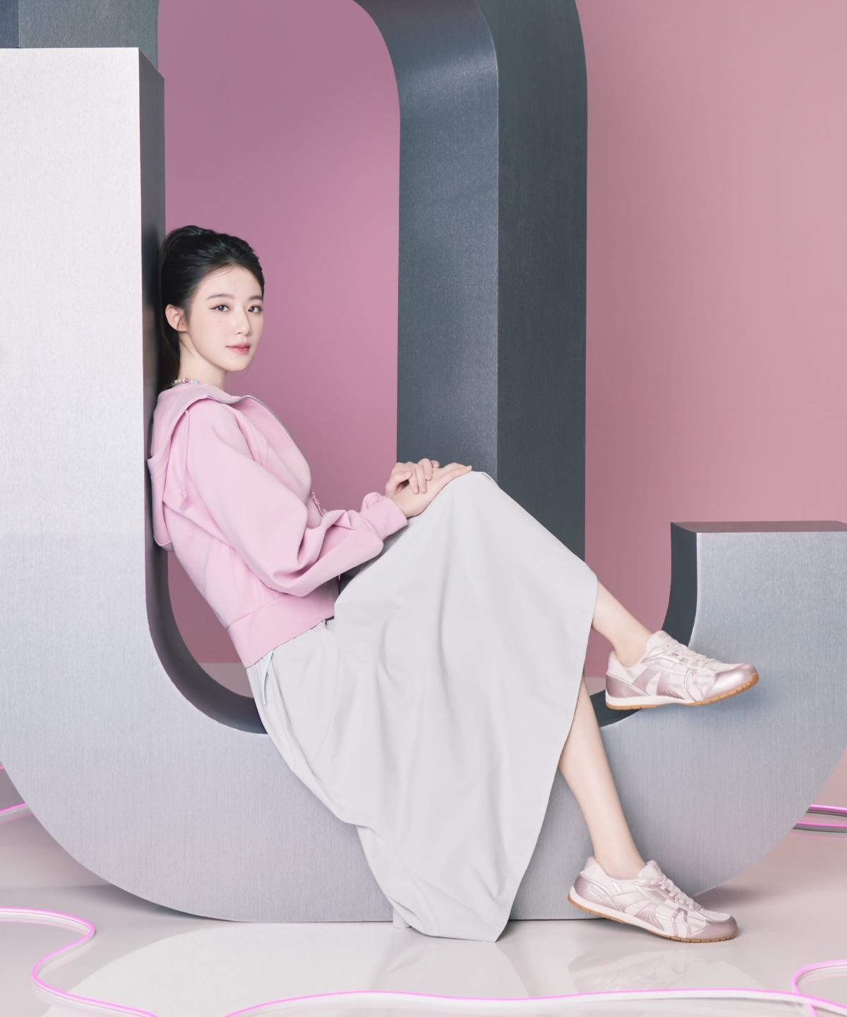 舒華腳上是銀粉配色的 RETRO LITE