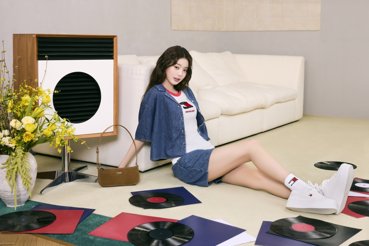 以丹寧襯衫與短褲組合，內搭經典品牌T 恤，展現率性風格。