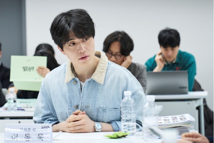 李棟旭在劇中飾演擁有穩定工作與幸福家庭的人生勝利組「金智勳」