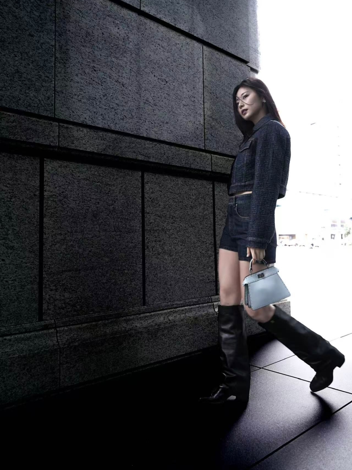 TWICE成員周子瑜以FENDI FF Logo單寧套裝搭配經典包款Peekaboo ISeeU Petite與黑色長靴