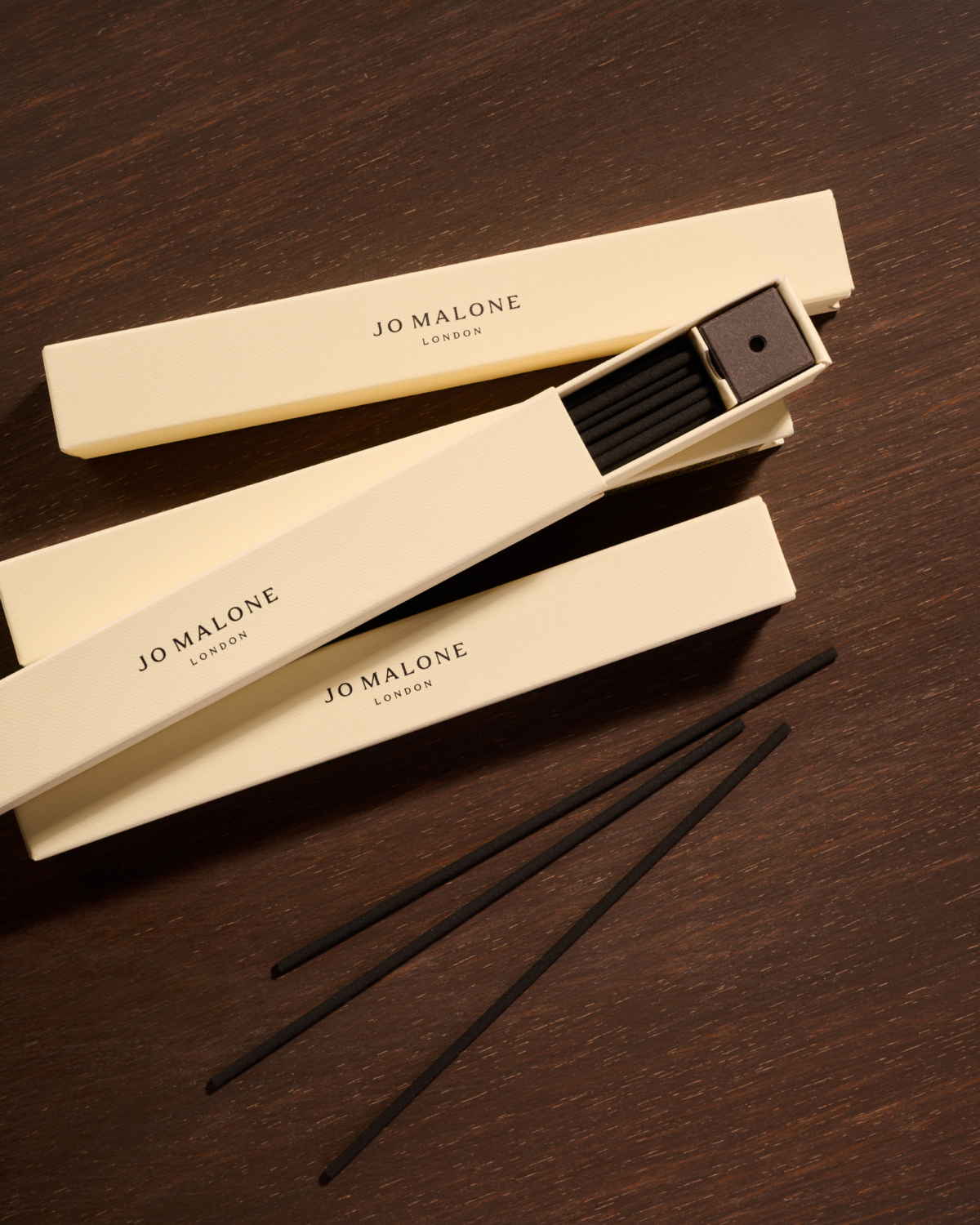 Jo Malone London 將經典芳醇香氛工藝延伸至居家空間，為日常注入沉靜而細膩的儀式感。