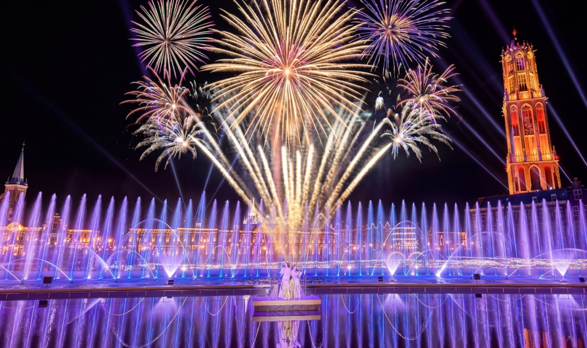 豪斯登堡夜空天花板！「Sparkling Sky Night Show」璀璨煙火秀