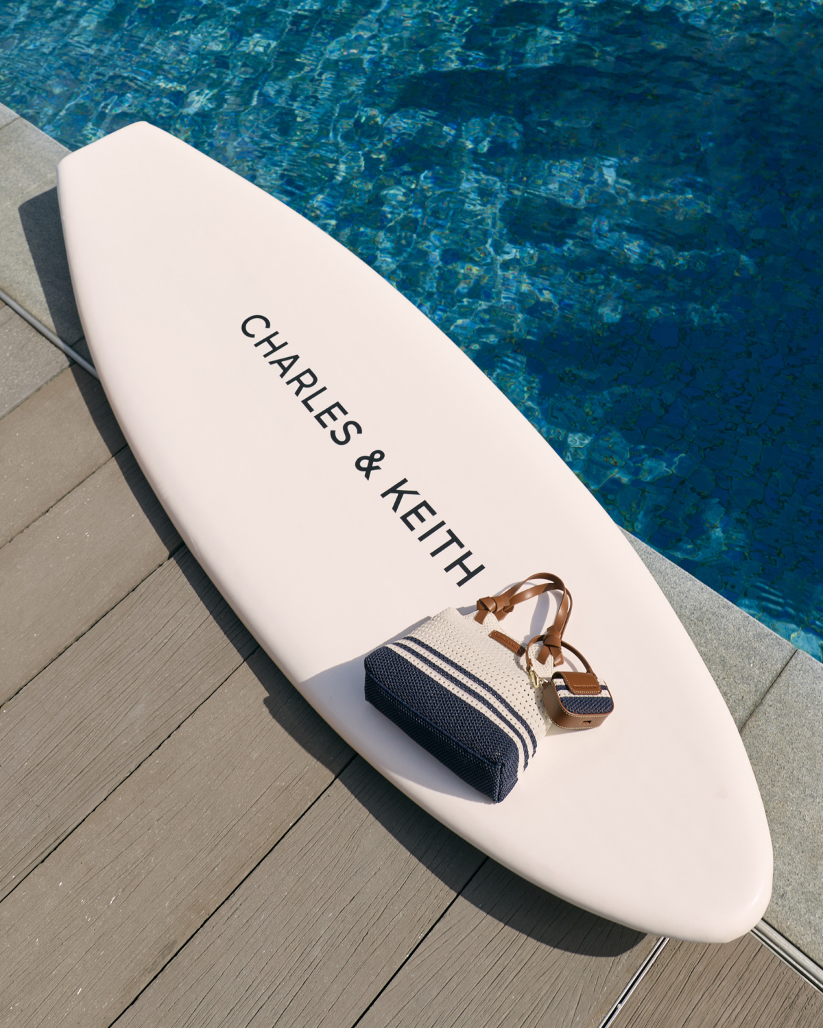 CHARLES & KEITH 以度假系列迎接夏日時光，透過條紋帆布、草編鞋履與棕色皮革等設計語言，從包款到鞋履散發出明亮閒適的夏日氣息。
