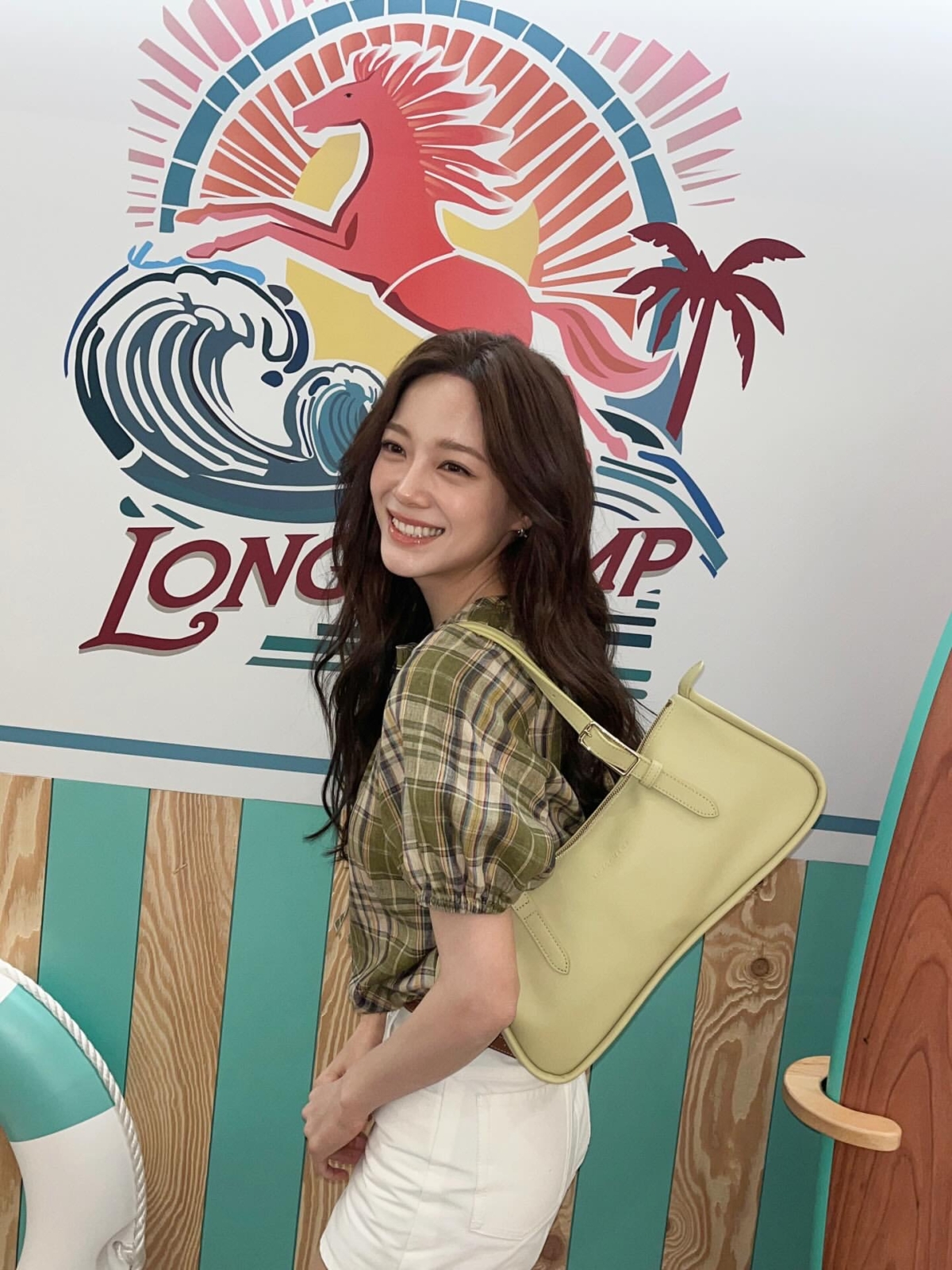 Longchamp 品牌大使金世正穿搭照