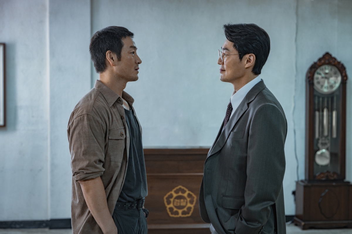《稻草人》故事背景橫跨 1988 年至 2019 年。劇情精準鎖定了發生於 1986 年至 1991 年間的李春在連環殺人事件