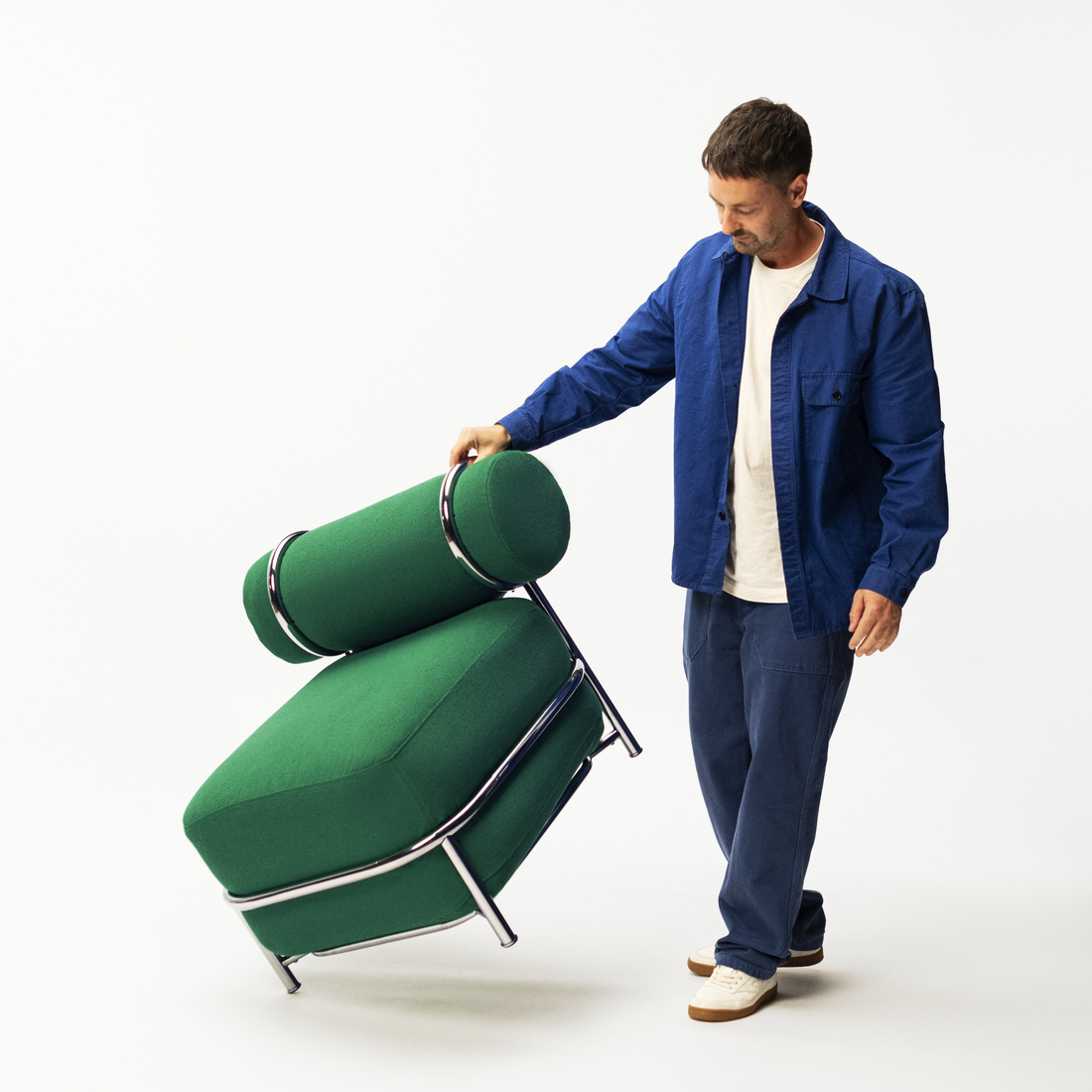 IKEA PS 2026休閒椅以「空氣」作為主要支撐，採用充氣坐墊，內部透過獨立氣室維持形狀與支撐性，搭配鍍鉻金屬框架打造穩固結構，只要透過腳踩打氣筒即可輕鬆充氣