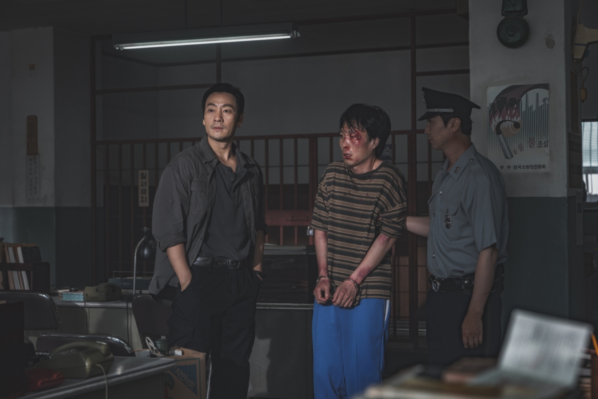 《稻草人》則是在 2019 年 DNA 技術確認兇手後拍攝，視角轉向「被隱瞞的真相」與「體制下的遺憾」。