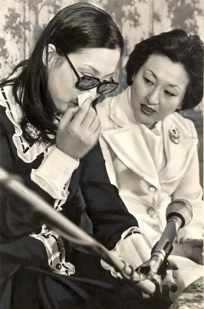 1977年真實記者會上的島倉千代子和細木樹子