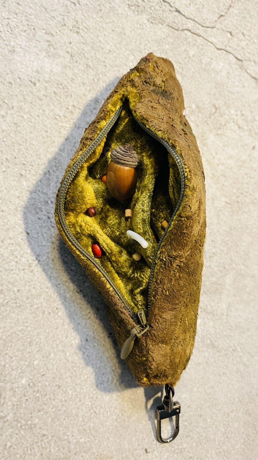 究人員就是從排遺中發現，台灣黑熊有百分之七十以上吃植物性的食物，例如漿果類、殼斗科等。
