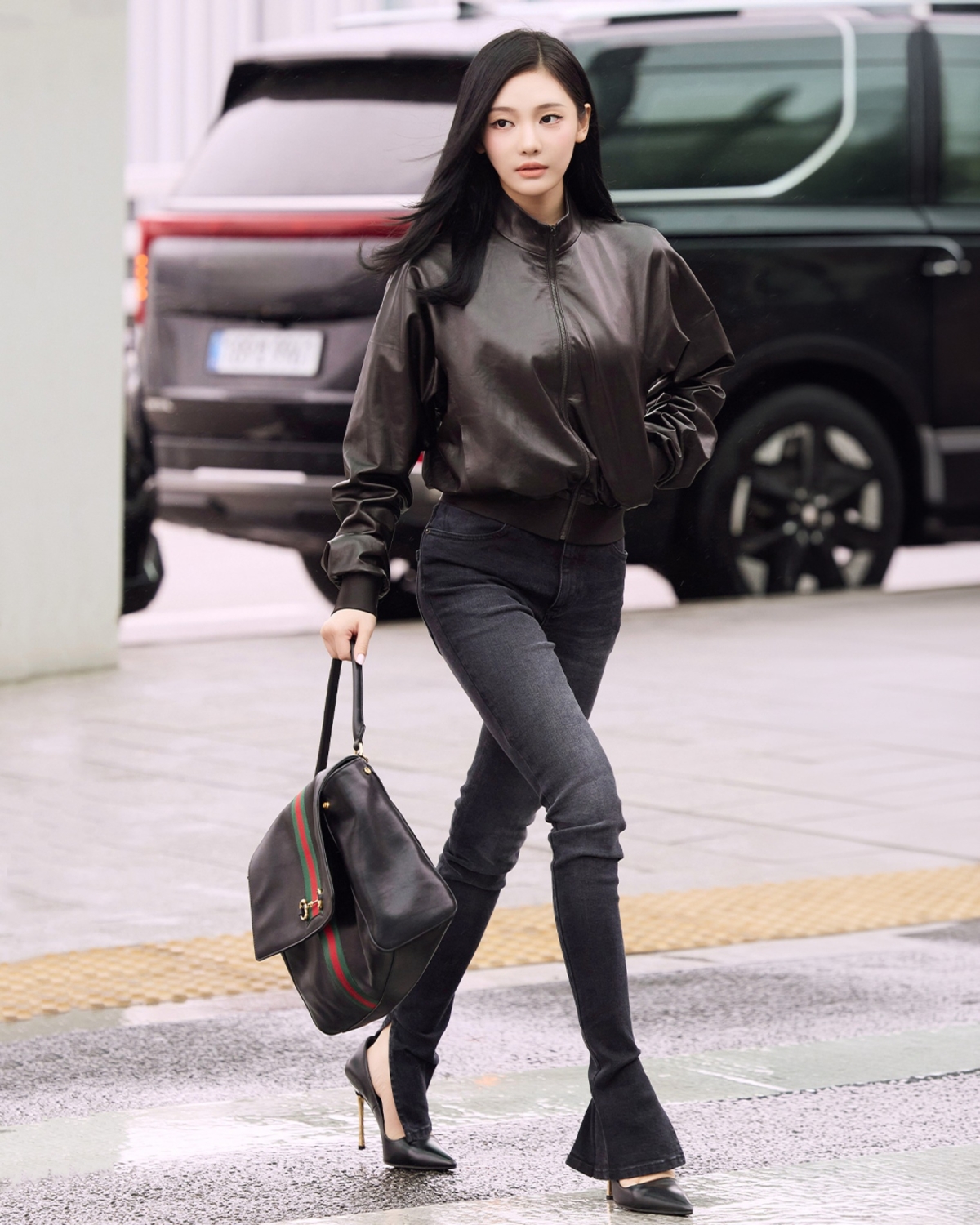 Gucci 品牌大使 aespa NingNing 在機場造型中穿搭黑色Gucci Paparazzo