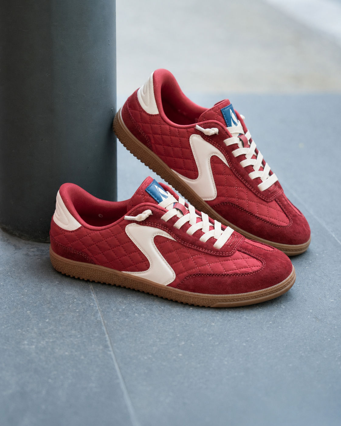 SKECHERS HOTSHOT COZY FIT_建議售價 $2,990 (酒釀莓紅)