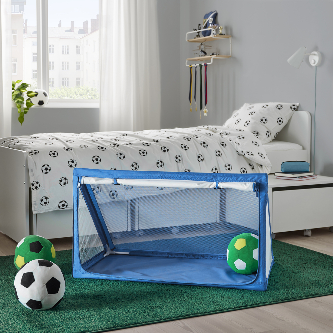 IKEA SPARKA 足球填充玩具，NT$179/SPORTSLIG足球收納球門，NT$799