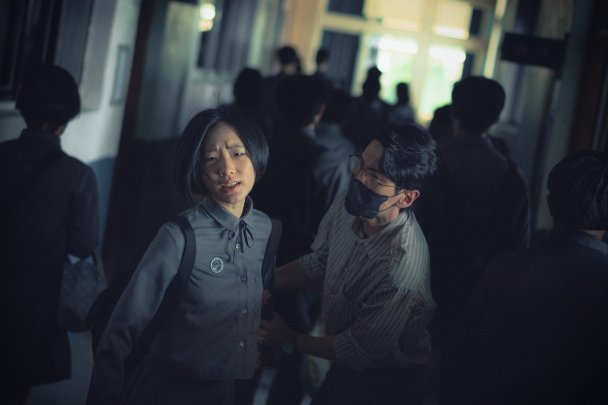 許曦文（左）在《聰明鎮》飾演苦讀仍無法讓成績進步的重考班學生
