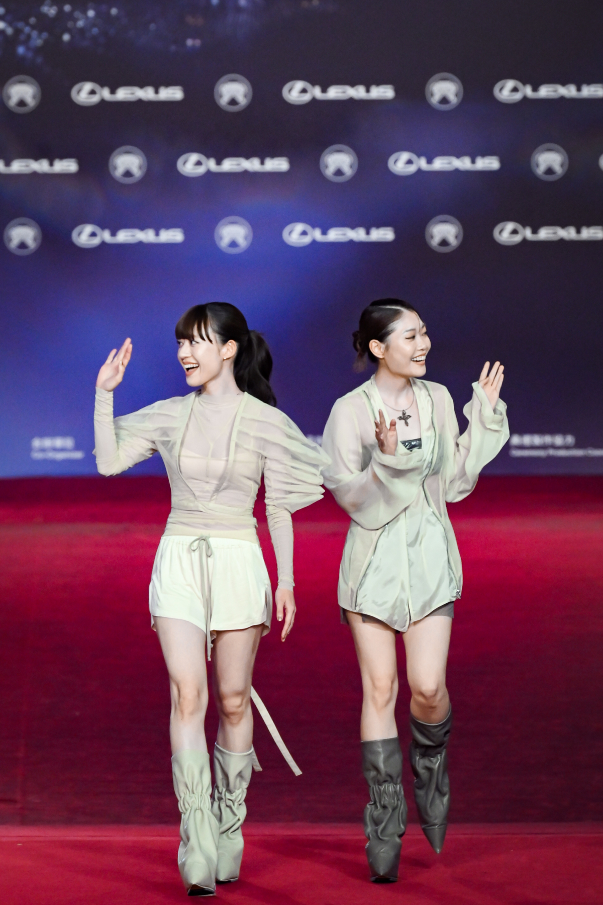 羊文學走上金曲紅毯
