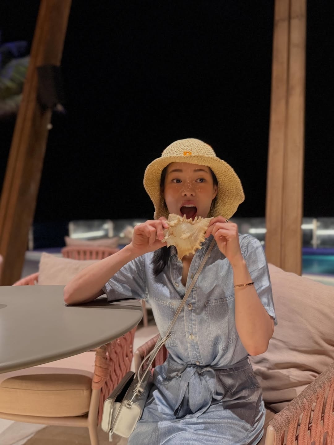 「丹寧襯衫洋裝＋草帽」海邊夜晚散步的清爽女主角感