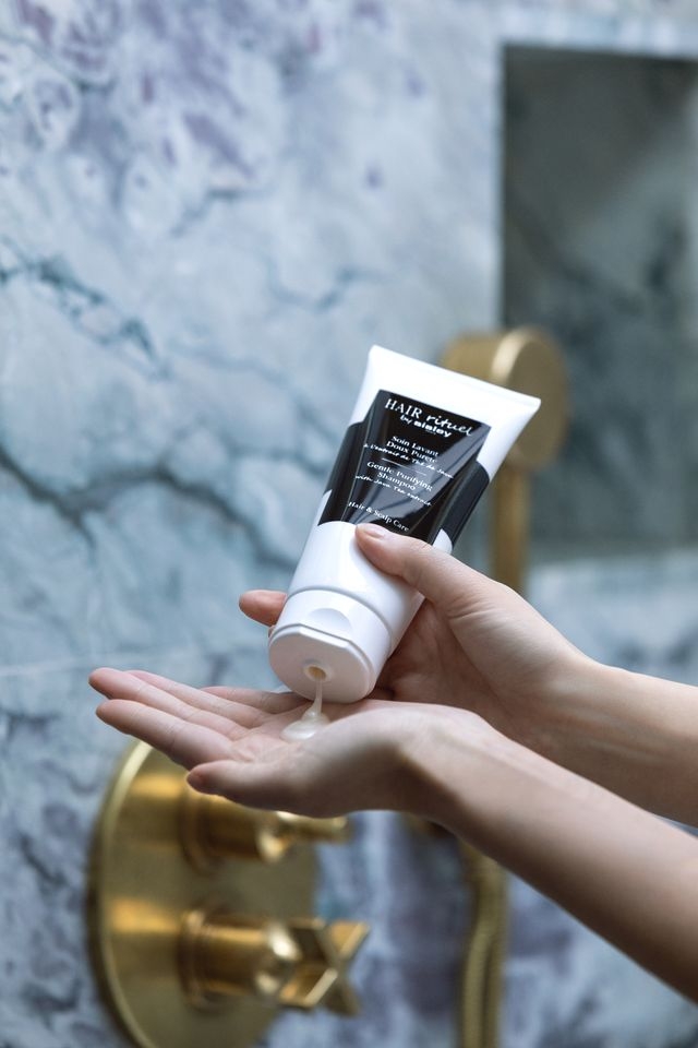 Hair Rituel by Sisley 賦活重升極淨喚活洗髮精 200ml，NT$2,700 / 500ml，NT$5,400
