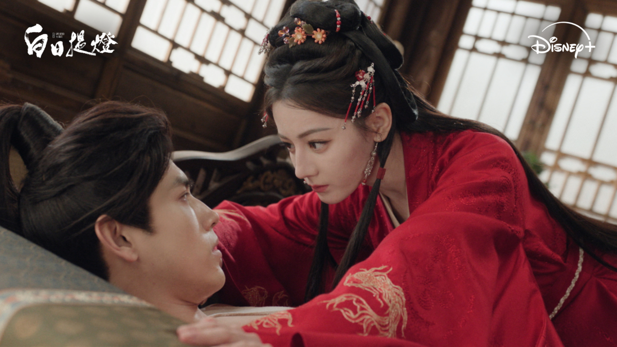 《白日提燈》迪麗熱巴飾演的鬼王因治療需求，頻頻「強扒」少年將軍陳飛宇的衣服觀察傷勢