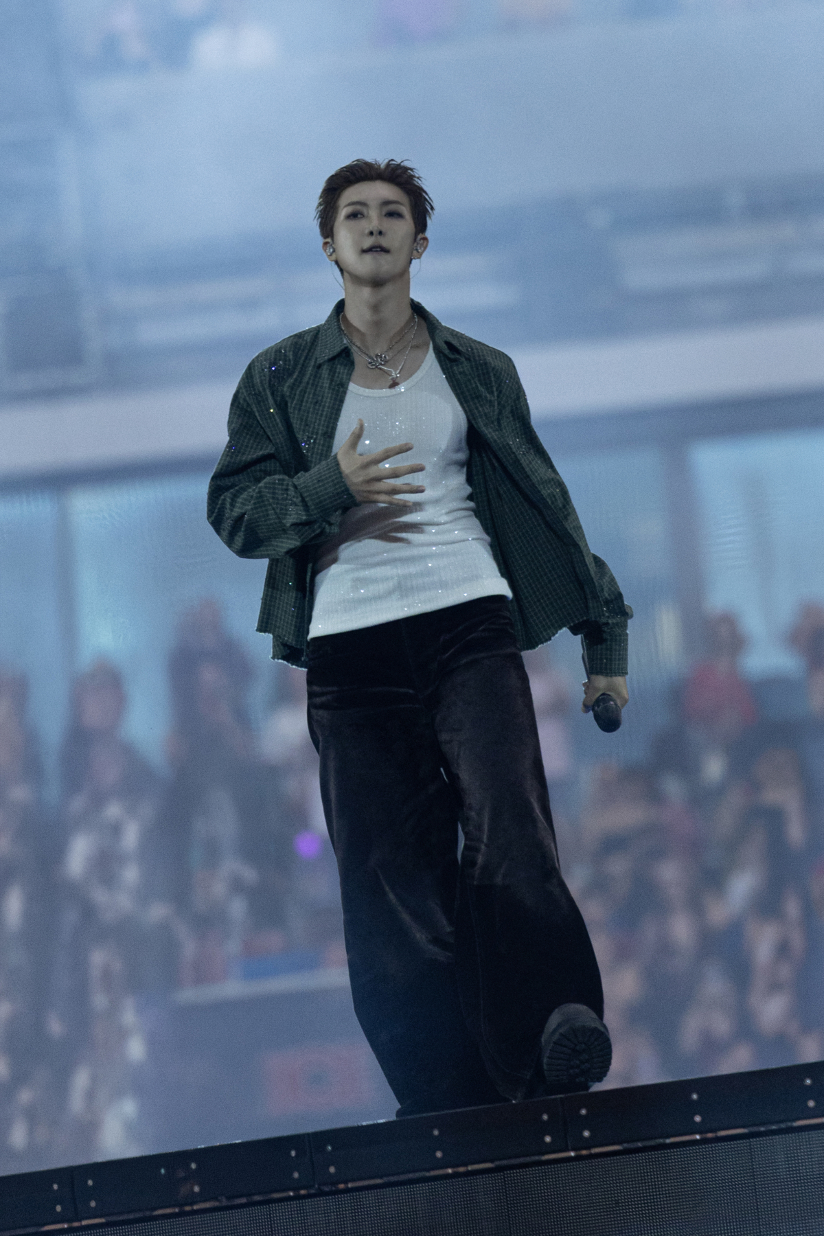 BTS 成員 RM 穿著 GUCCI 訂製款水晶細節綠色格紋棉質襯衫，搭配白色水晶背心、棕色長褲與 GUCCI 珠寶飾品。 