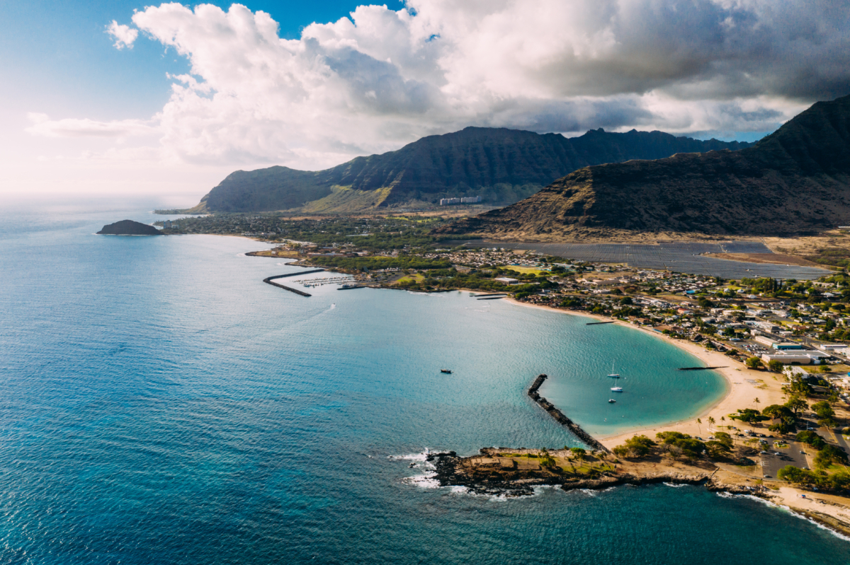 柏卡夷灣海濱公園（Pōkaʻī Bay Beach Park） 水面平穩，是片中出海與獨木舟航行場景的拍攝地。