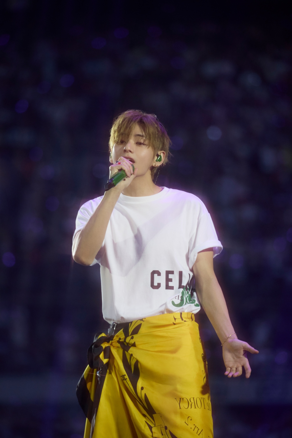 V 身穿 CELINE 訂製造型 登上世界巡迴演唱會巴黎站舞台