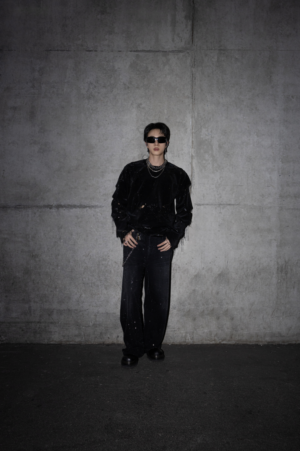 BTS 成員 Jin 穿著一款 GUCCI 特別訂製的黑色亮片刺繡長袖 T 恤