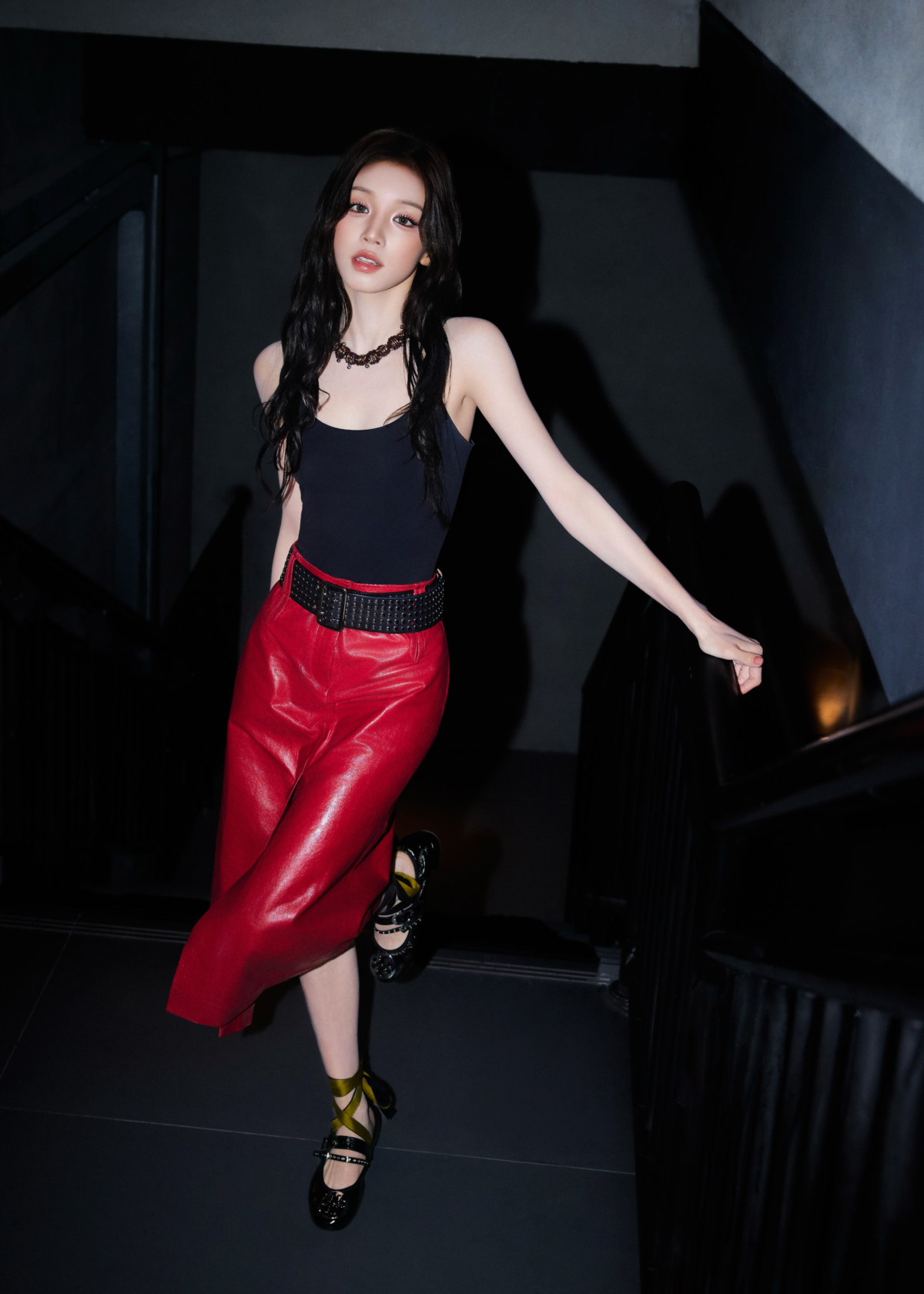 宋雨琦以黑色造型搭配TORY BURCH REVA PUNK 低跟綁帶芭蕾鞋，展現率性俐落的舞台魅力