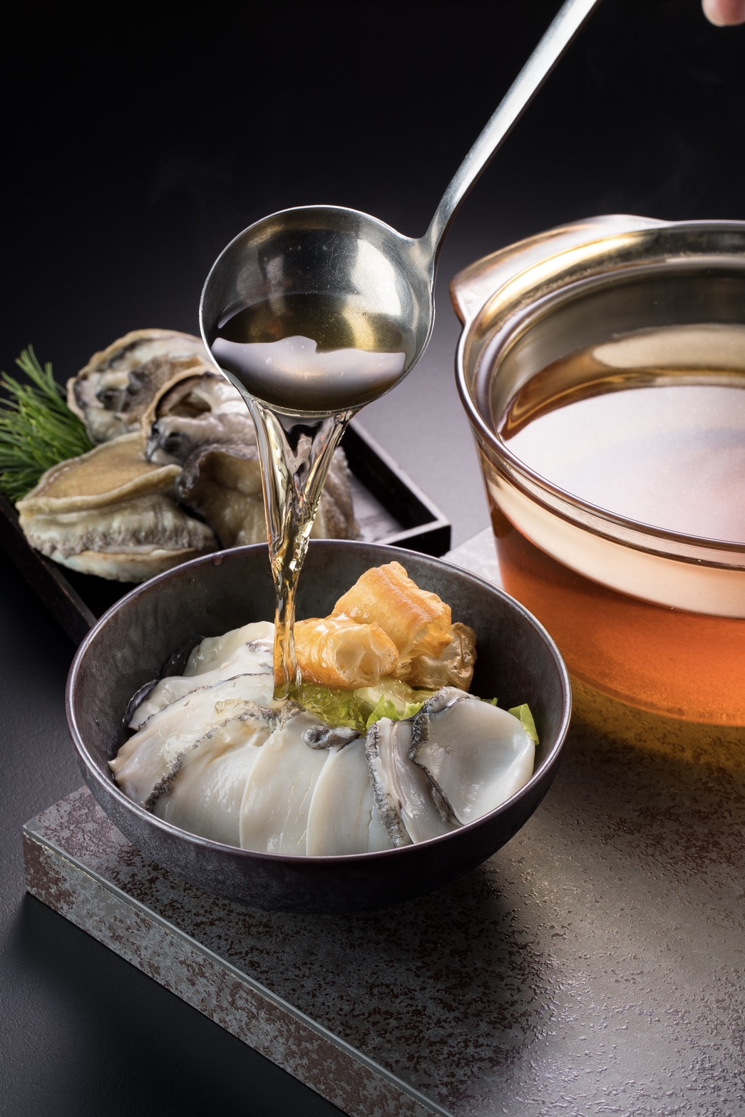 山与（臺中）： 香港主廚掌舵，以頂級食材（如塔斯馬尼亞乾鮑、松茸）重新詮釋頂級中菜。