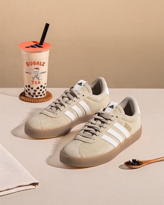 以經典手搖飲「珍珠奶茶」為靈感打造的adidas TAIPEI BUBBLE TEA運動休閒鞋。