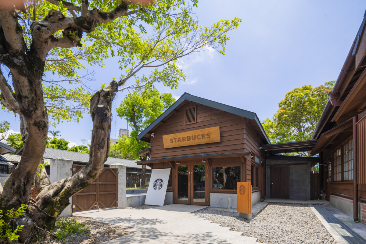 全新開幕的羅東林場門市，座落於宜蘭百年林業文化園區，由昔日日式宿舍修復活化而成，完整保留木造建築特色，在森林綠意與歷史文化之間