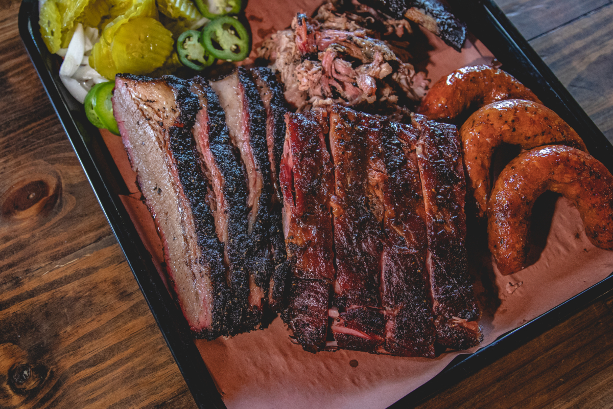 )德州BBQ以煙燻牛胸肉、豬肋排與手工香腸聞名