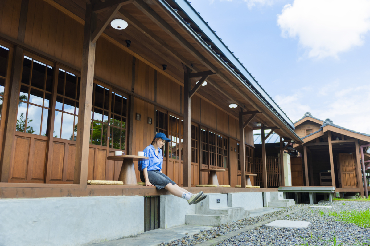 星巴克全新開幕的羅東林場門市，旅人可以坐在木屋裡