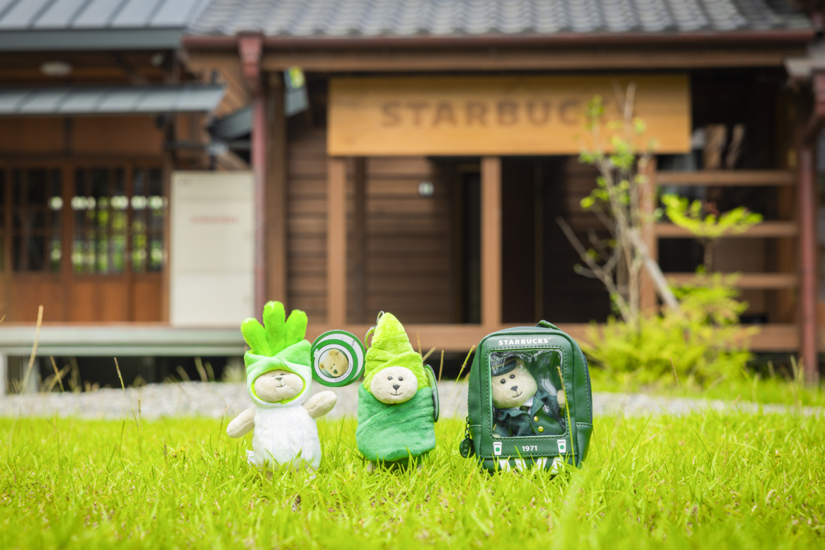 星巴克全新開幕的羅東林場門市，同步推出青蔥、竹筍及車長造型Bearista MINI、火車造型收納包、限定冷水壺及特色商品