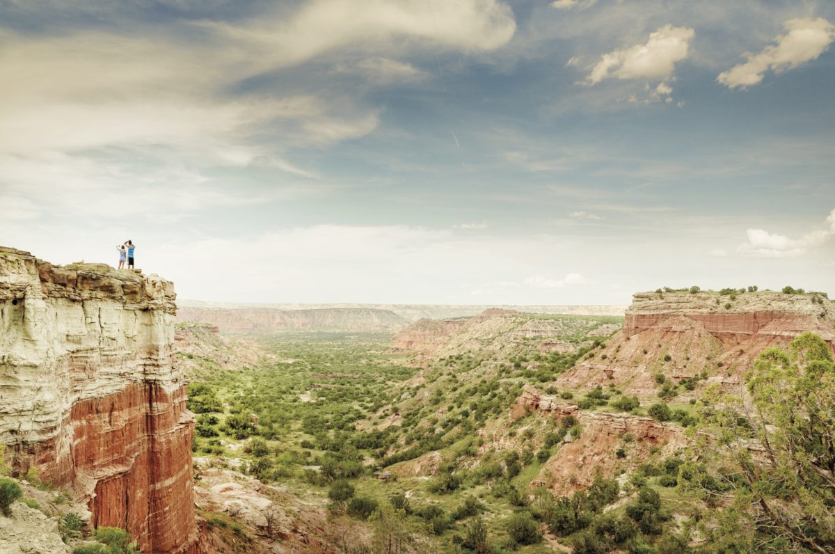帕洛杜洛峽谷(Palo Duro Canyon)為美國第二大峽谷，以壯闊的峽谷地景與獨特的紅岩地貌聞名，是探索德州西部自然風光的必訪景點