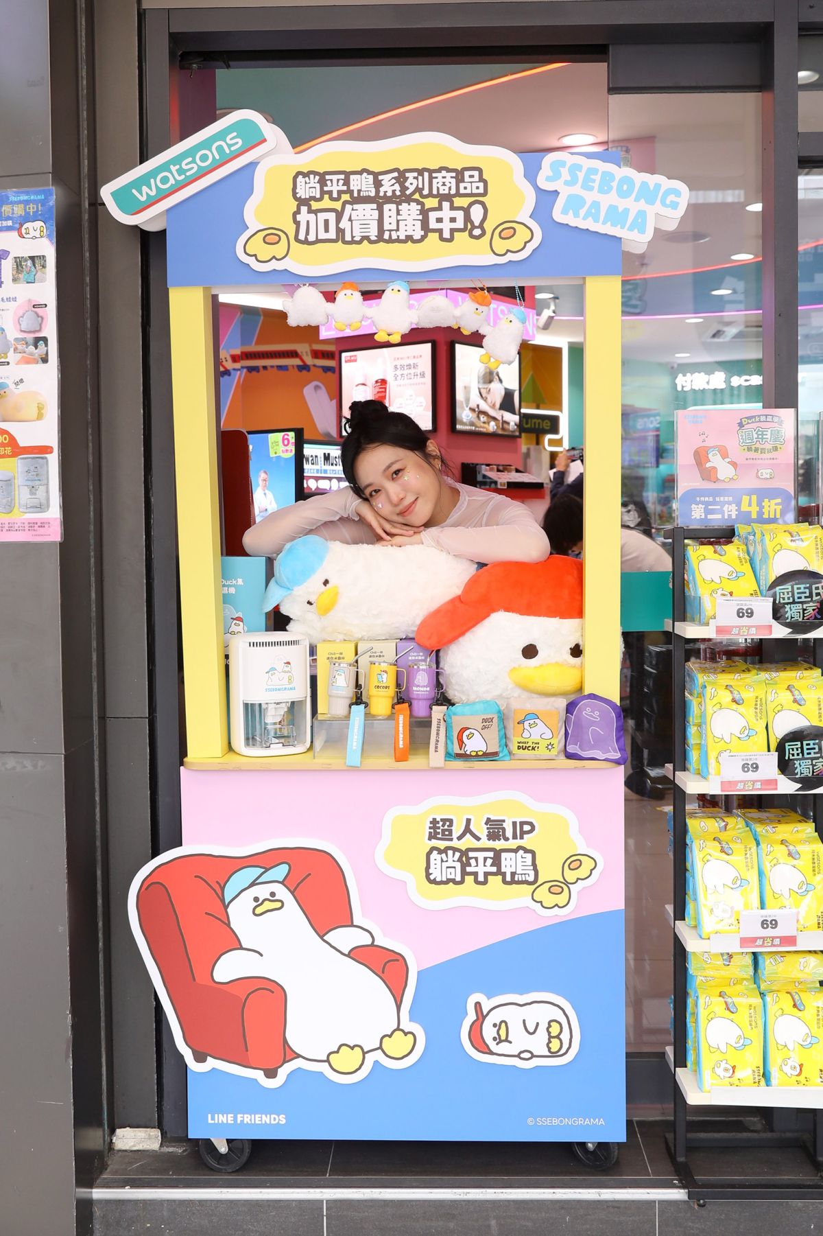 屈臣氏西門店限時7天「躺平限定店」，連人氣YouTuber茵聲都直呼想原地躺平！