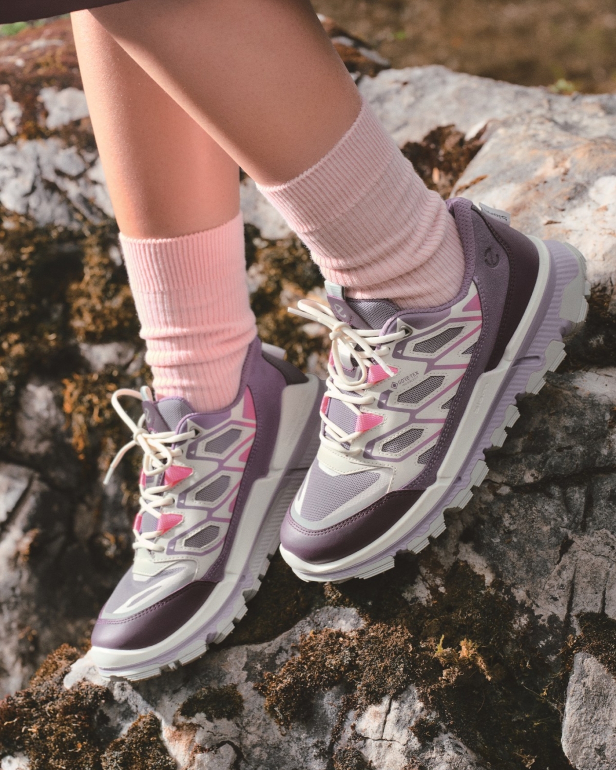 防水戶外運動休閒女鞋 白色紫色 $9,380 GORE-TEX Invisible Fit隱形貼合防水科技
