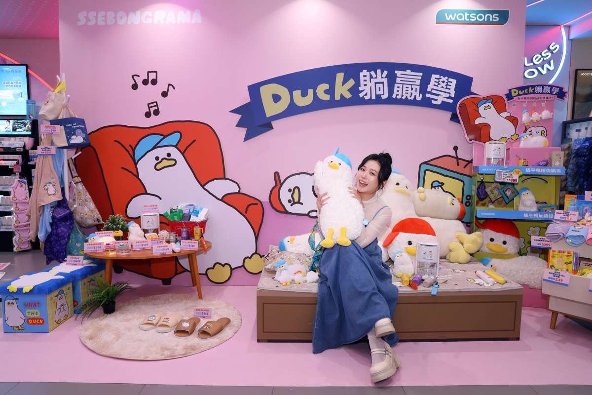 屈臣氏週年慶攜手人氣IP SSEBONGRAMA躺平鴨，推出「Duck躺贏學」系列加價購，將懶洋洋的BOORI、追求自由的COCORI與星期一幽靈MONDE帶進日常生活。