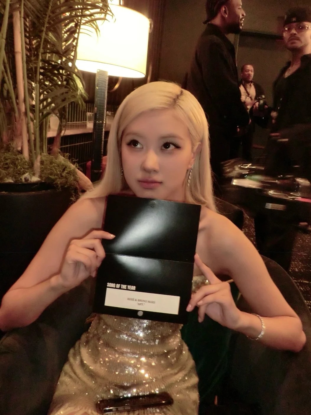Rosé 當晚佩戴 Tiffany 石上鳥珠寶系列 Wings 垂墜式鑽石耳環與石上鳥珠寶系列鑽石戒指