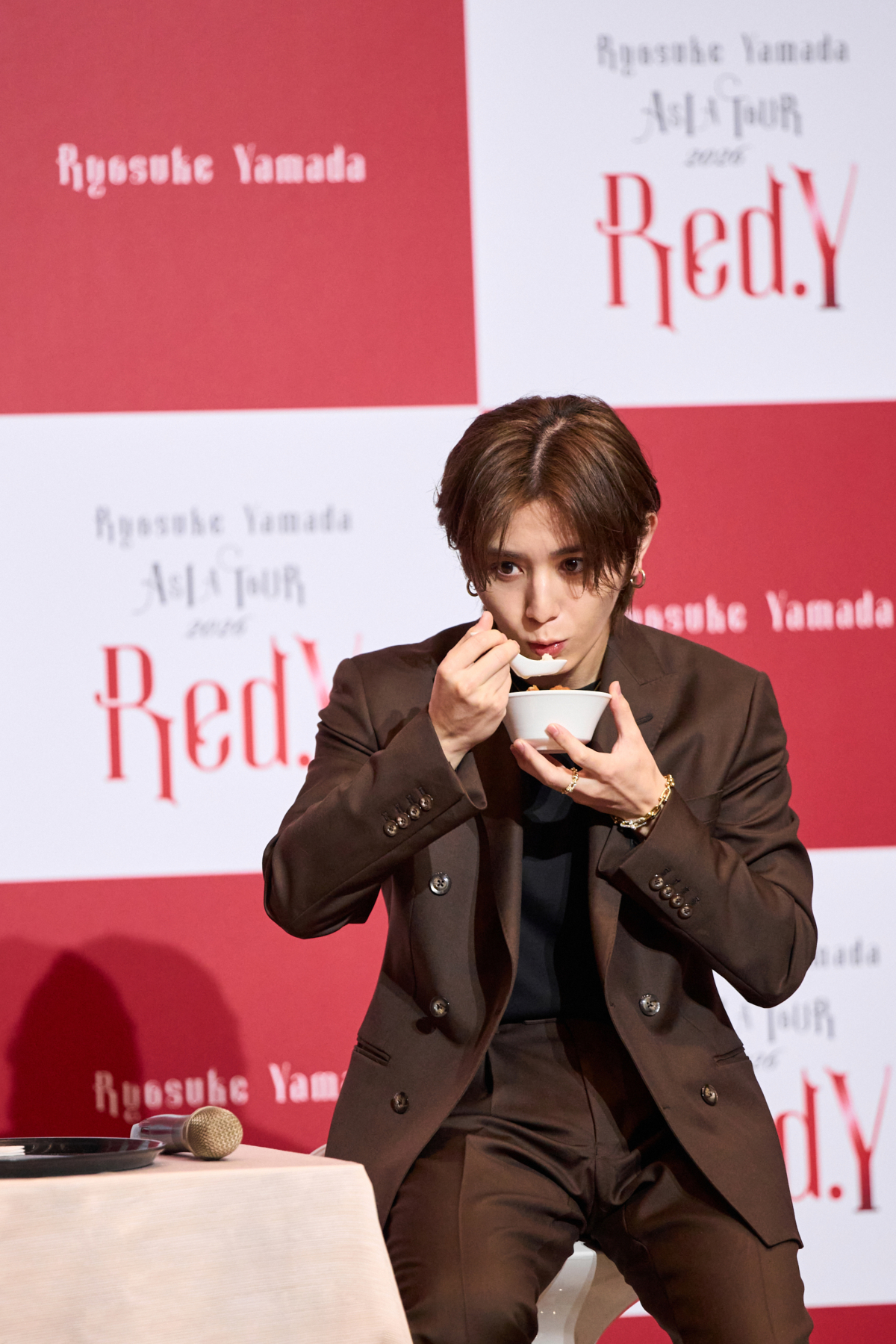 山田涼介品嘗台灣在地特色美食「鹹豆漿」