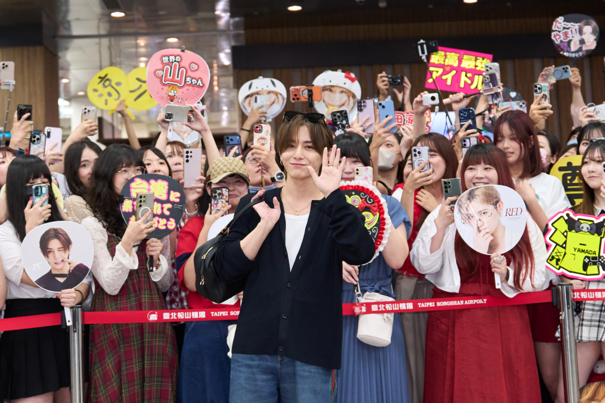 山田涼介抵台當天雖遇上惡劣天氣，松山機場仍聚集多達 650 名鐵粉大陣磚迎接