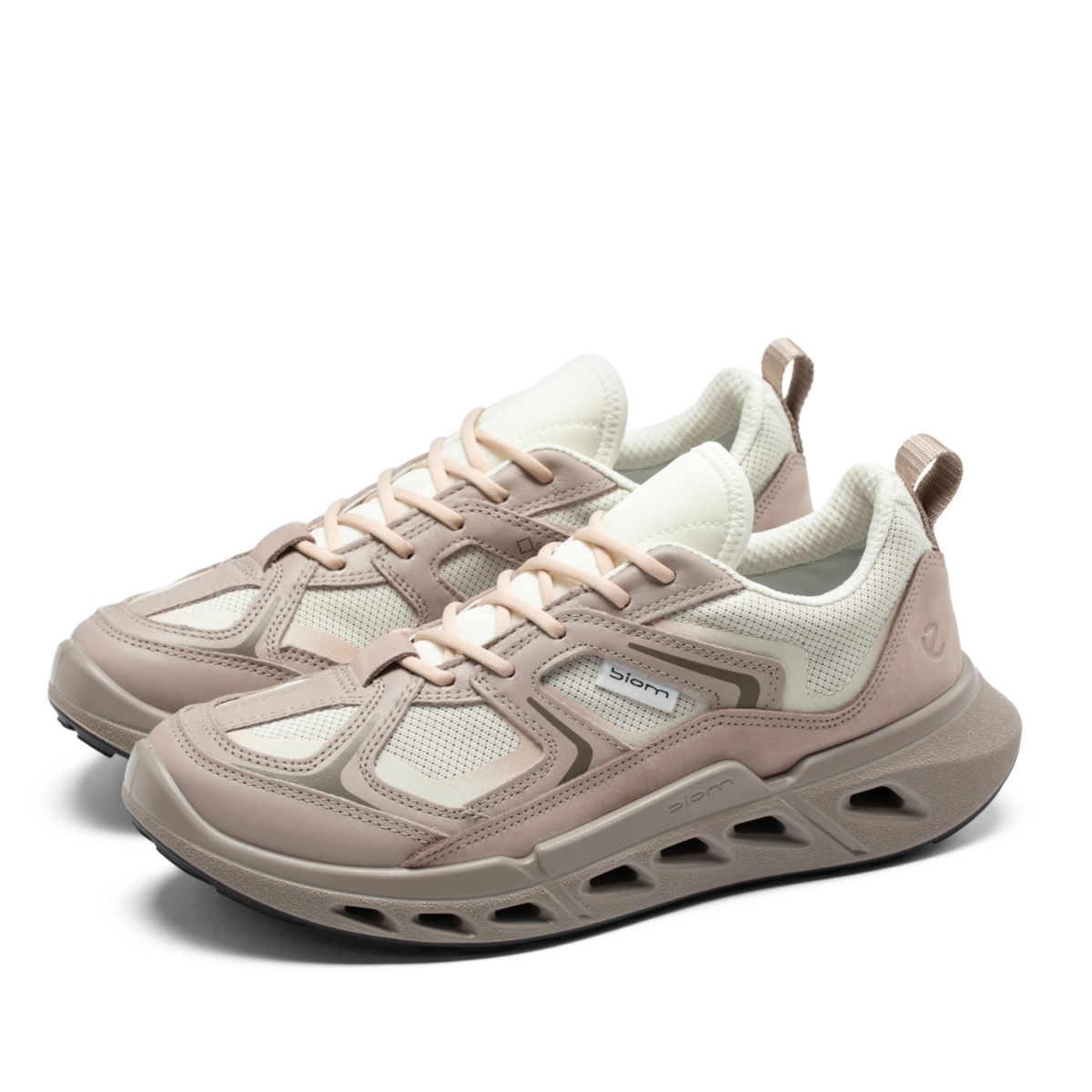 ECCO BIOM 720 BREATHRU網布防水鞋，女款NT$7,980、男款NT$8,380