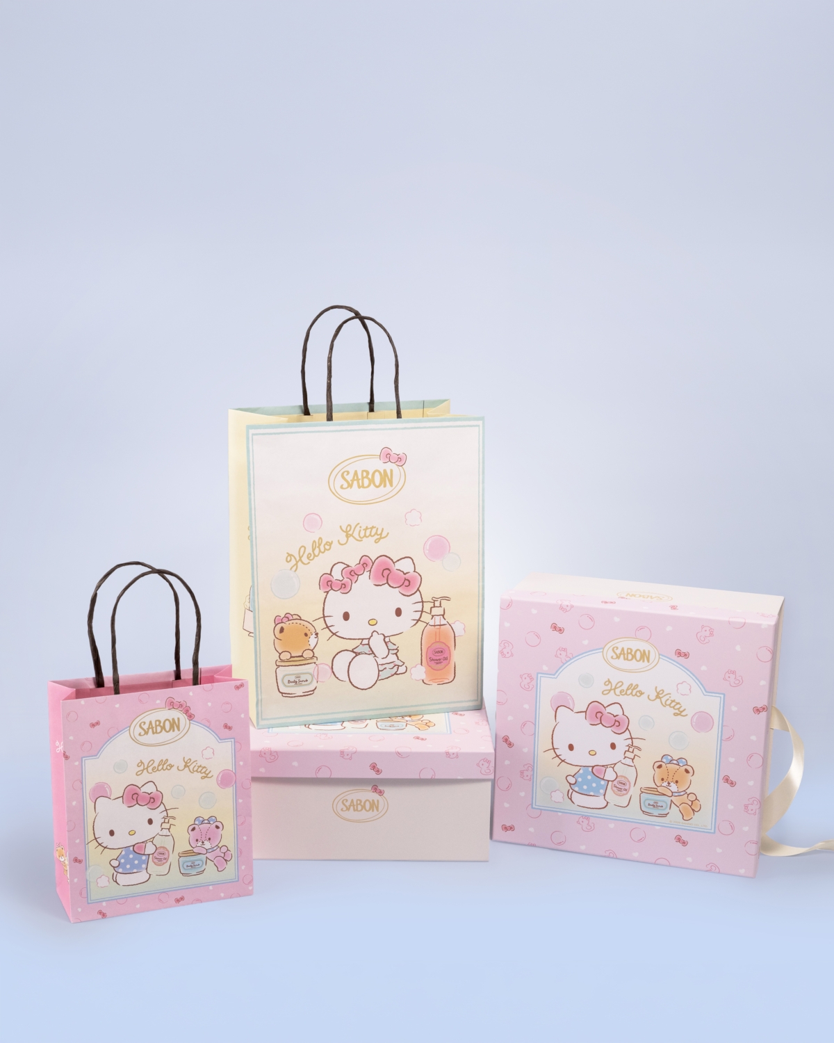 週年慶期間購買任一 SABON 單品，還會搭配 SABON×Hello Kitty 限量手提袋，把平常就很有儀式感的保養變得更可愛。