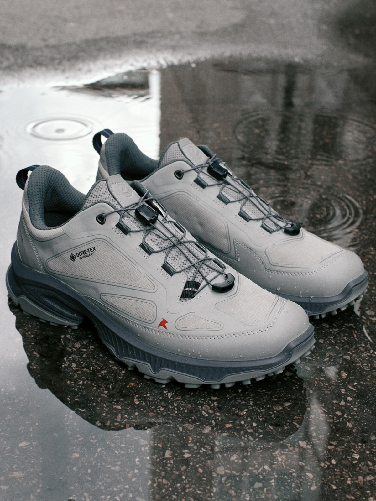 RECEPTOR XP搭載獨家RECEPTOR科技，從雙腳落地到推進全程支撐，同時GORE-TEX Invisible Fit將防水薄膜與鞋面合而為一，可減輕約18 %的鞋面重量、加速快乾透氣。