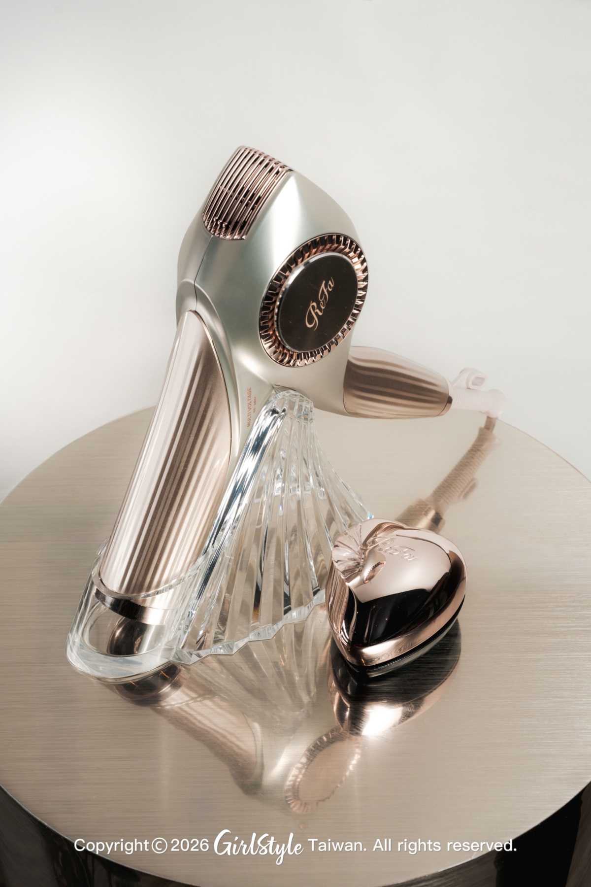 ReFa BEAUTECH DRYER BX W 智能水潤光吹風機 - 星砂香檳+REFA HEART BRUSH 愛心梳(七色任選)+ReFa BX W 智能水潤光吹風機專用底座 特價17,380 價值21,960