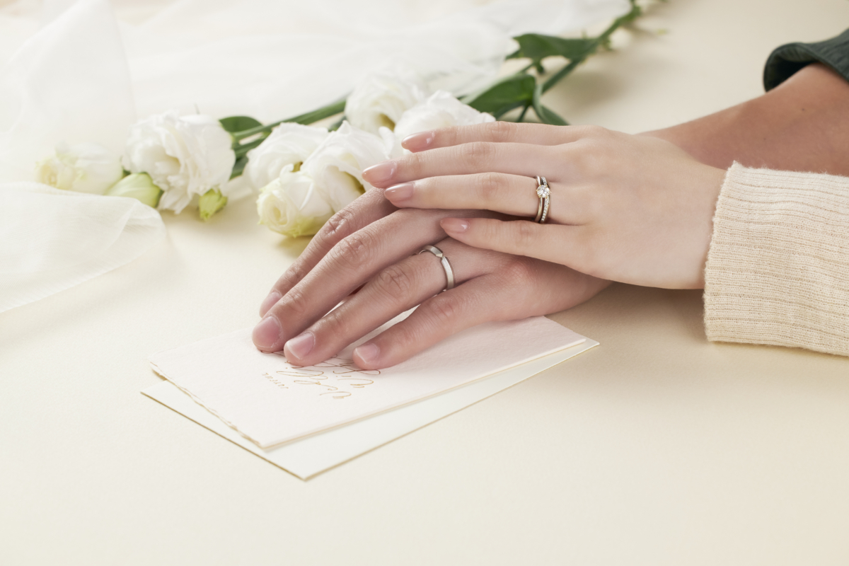 鉑金結婚對戒則將浪漫藏在彼此呼應的「X」造型裡，當男女戒相互靠近，便能勾勒出象徵永恆的「∞」輪廓。