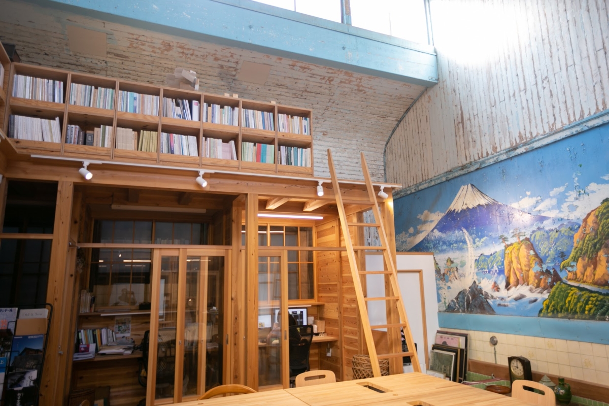 由歷史悠久的錢湯建築改造而成，修復工程盡可能保留深受街坊熟悉的外觀風貌，讓昔日錢湯的韻味延續至今。