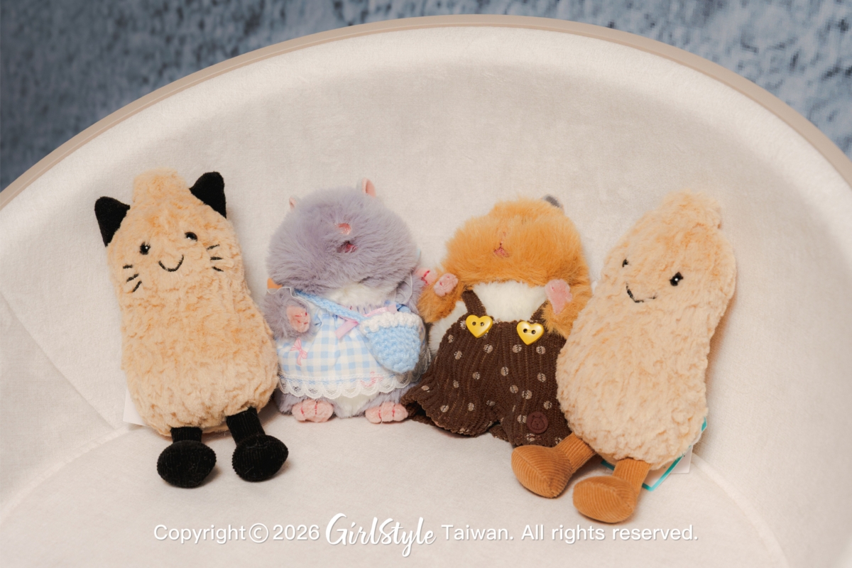 Daniel's Friends JELLYCAT-趣味花生貓咪(左一)推薦價1,680、 趣味花生娃娃(右一)推薦價1,480