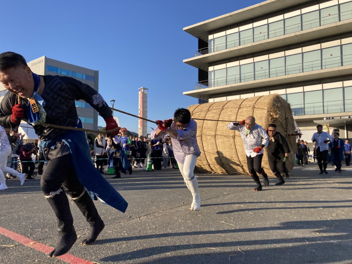 推動重達1公噸的巨大米俵競速比賽是玉名大俵祭的重頭戲。
