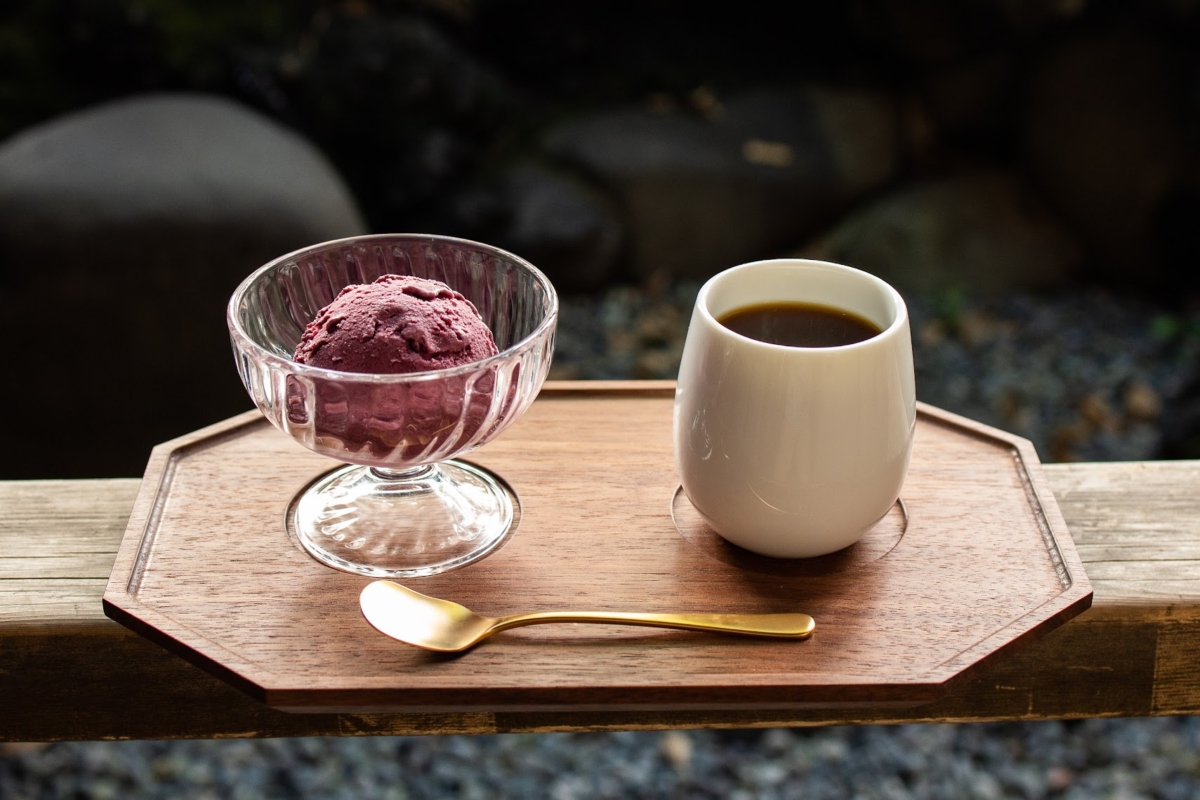 RÉBON快哉湯 COFFEE & ROASTERY。館內咖啡館提供由咖啡師沖煮的精品咖啡，以及自家製冰淇淋。
